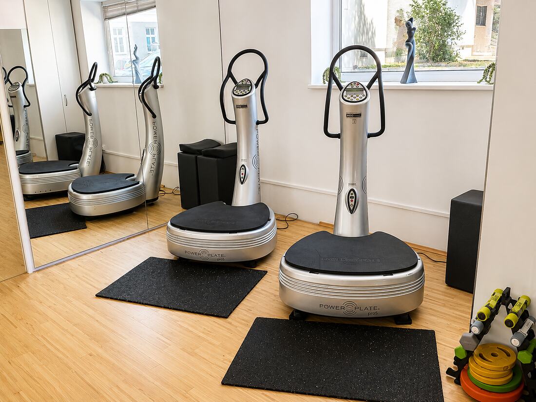 Zwei Power-Plate-pro5-Geraete im Trainingsraum von GS Fitness in Wien